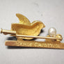 Rare Broche oiseau victorienne en or jaune 18 carats avec nid de perles
