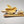 Rare Broche oiseau victorienne en or jaune 18 carats avec nid de perles